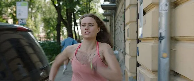 V běhu